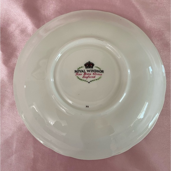 EUC VTG ROYAL WINDSOR 3082 BONE CHINA FOOTED TEACUP AND SAUCER WITH ROSES - Picture 8 of 9
